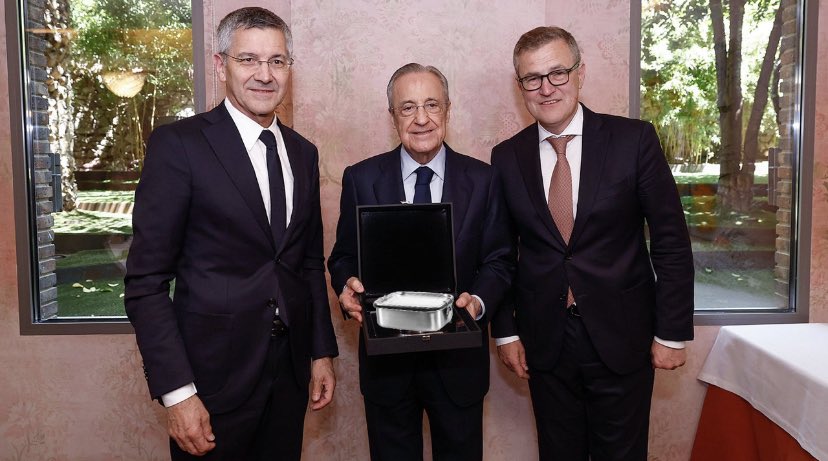 Florentino Perez hands the FC Bayern officials a lunch box! [@realmadrid]