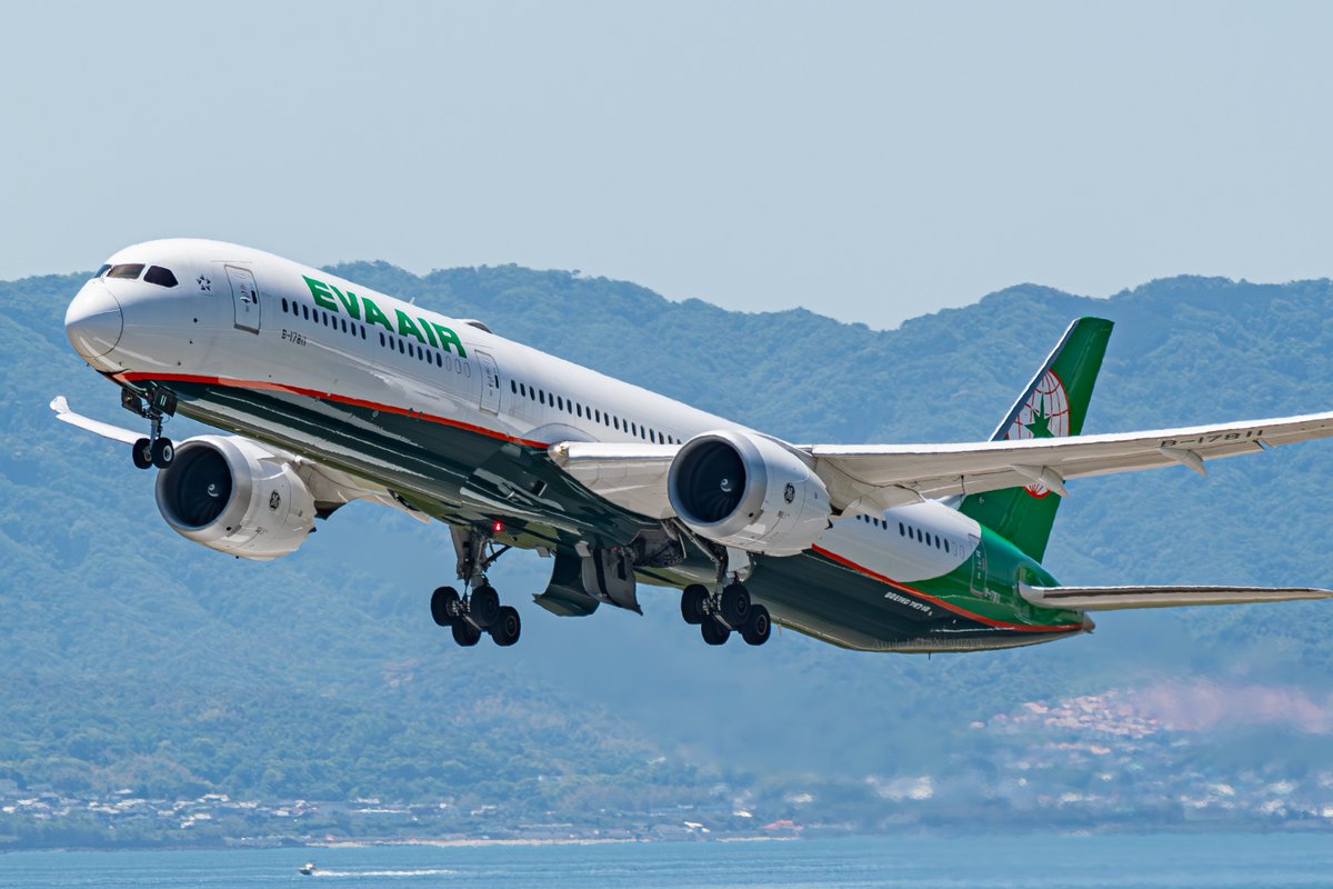 #エバー航空 #B787 #Dreamliner #関西国際空港
エバー航空B787の離陸
2色の緑色とオレンジのライン、垂直尾翼のロゴとB8さんの離陸姿は何度見てもカッコイイ！！！！