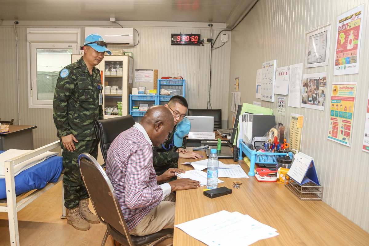 THAIHMEC's tweet photo. เมื่อวันที่ 7 พฤษภาคม 2567 พันโท ชาญณรงค์ สินเจริญ รองผู้บังคับกองร้อยทหารช่างเฉพาะกิจไทย/เซาท์ซูดาน ผลัดที่ 4 หน.บก.ควบคุมเมืองรุมเบค และคณะนายทหาร ให้การต้อนรับ Mr.Fares Al-Qattaa หัวหน้าคณะตรวจ COE พร้อมคณะ ในการรับตรวจ COE ประจำไตรมาสที่ 2
#THAI_HMEC
#UNMISS https://t.co/y0SLyEqI0h