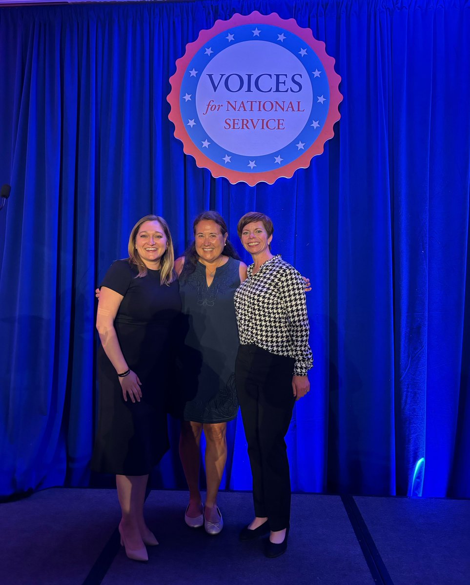 Last night's #FriendsOfService ceremony was truly inspiring! Our CEO @KrisNoelBennett & CIO Maureen Eccleston were thrilled to be there, celebrating #nationalservice alongside @Voices4Service, @statecommission, @TheCorpsNetwork & @AmeriCorps. Congratulations to all the winners!
