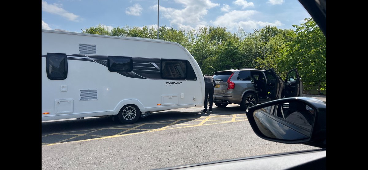 PC’s Dollery & Bowers have been engaging with caravan owners this afternoon at Oxford services👮‍♂️ We explained the benefits of the @CRiSDatabase scheme and checked all was in order 🚔