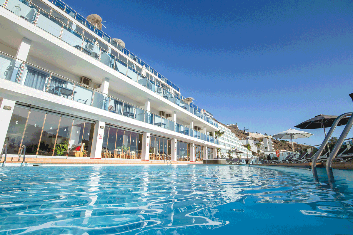 Sumérgete en la costa de #GranCanaria 🌊

En #ServaturCasablanca Suites & Spa podrás disfrutar de la serenidad de su ubicación en la ladera del valle de Puerto Rico mientras tomas el sol en su piscina climatizada al aire libre 💧

Reserva aquí 👉 bit.ly/3Ssn0Hg

#GCBlue