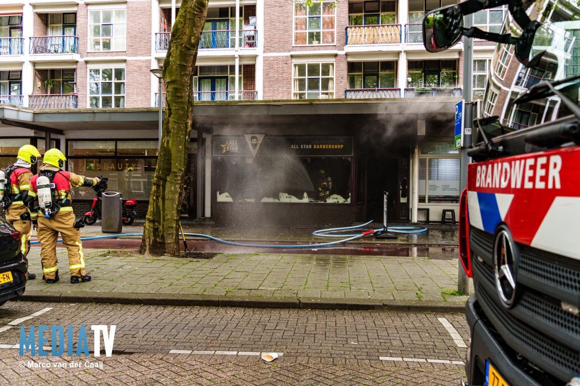 Een grote brand heeft woensdagmiddag een barbershop verwoest aan de Mijnsherenlaan in Rotterdam-Zuid. Bij de brand kwam veel rook vrij. De schade is enorm.

Lees hier meer: mediatv.nl/nieuws/nieuws/…