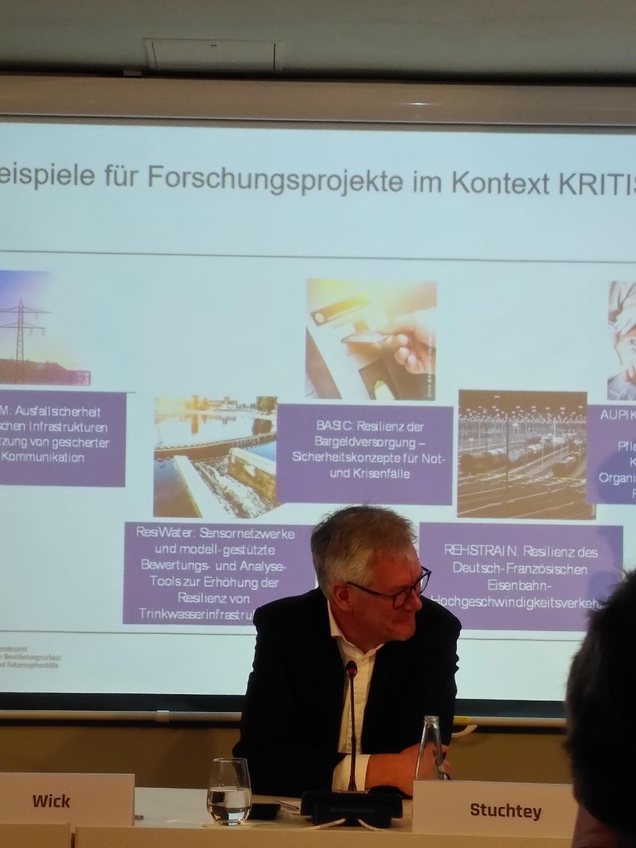 Das Innovationsforum #Sicherheitsforschung vom @BMBF_Bund ist heute zu Ende gegangen. Auf dem Panel zum #KritisDachGesetz habe ich über die Kosten von mehr Schutz und #Resilienz diskutiert. Am Ende wird eine #Kostenüberwälzung auf die #Steuerzahler oder die Verbraucher erfolgen.