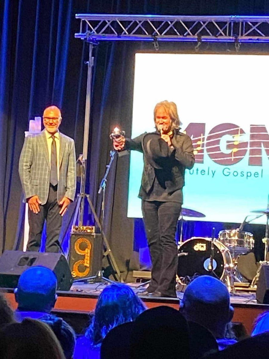 A big round of applause for @thechrisgolden who took home the @absolutelygospl Positive Country Male of the Year award! 👏👏👏
