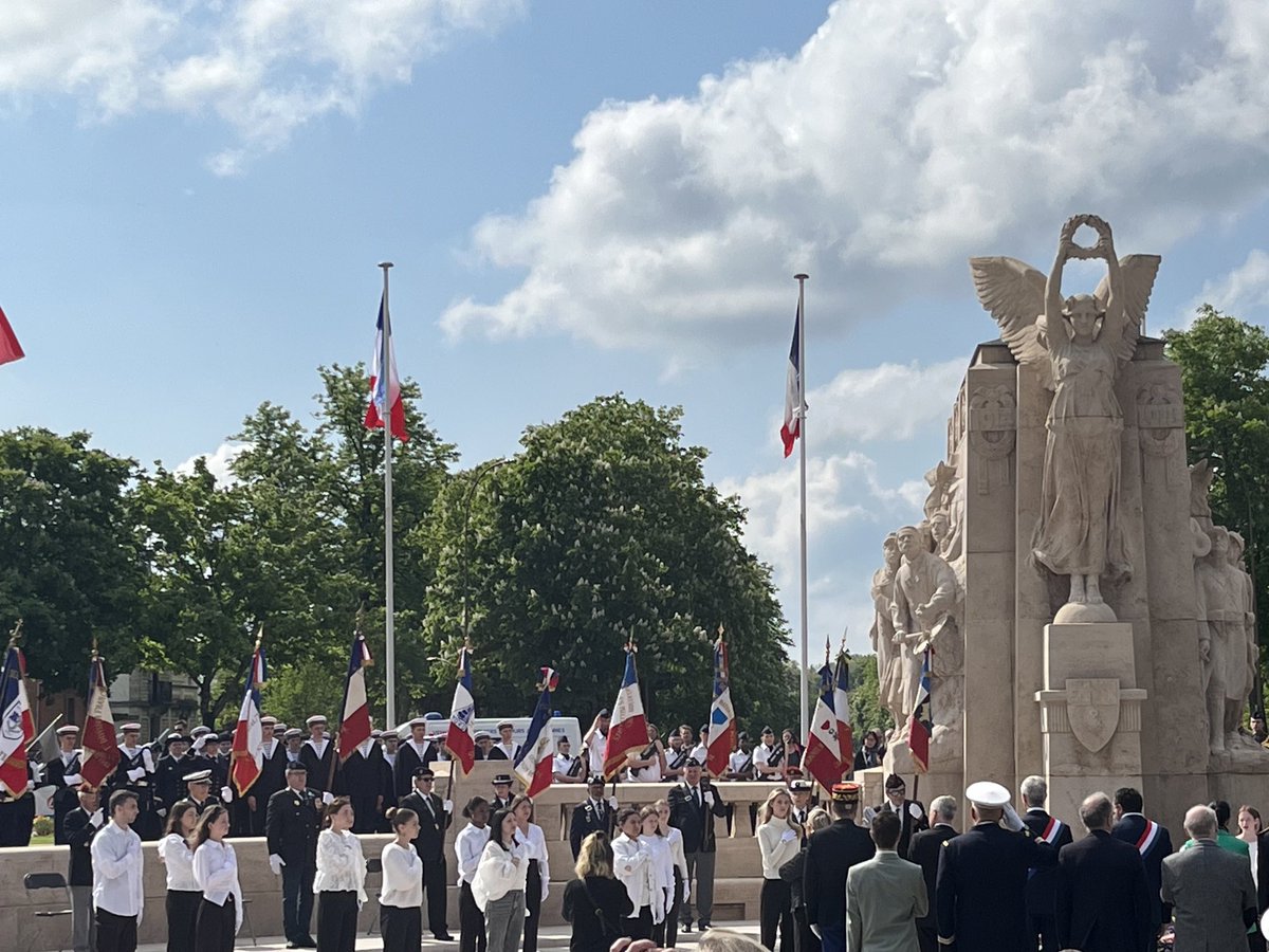 Cérémonie #8Mai1945 à #Dijon 🇫🇷Hommage au mur des fusillés à ceux qui ont laissé leur vie en résistant au nazisme. 🇫🇷Rassemblement au monument aux morts Toujours se rappeler cette victoire pour la liberté, la démocratie, la paix et la justice