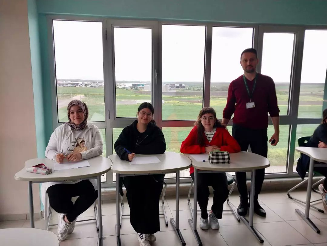 Doğa Koleji Lüleburgaz Kampüsü Anadolu Lisesi öğrencilerimiz ile Tarih dersinde “ Zaman Tünelinde bir Yolculuk Tarih Bilgi Yarışması” etkinliğinde bilgilerimizi eğlenerek pekiştirdik, katılım gösteren tüm öğrencilerimize teşekkür ederiz.<a href="/binici_yesim/">Yeşim Binici Köseoğlu</a> <a href="/hseyindass/">hüseyin daş</a> <a href="/DogaOkullari/">Doğa Koleji</a>