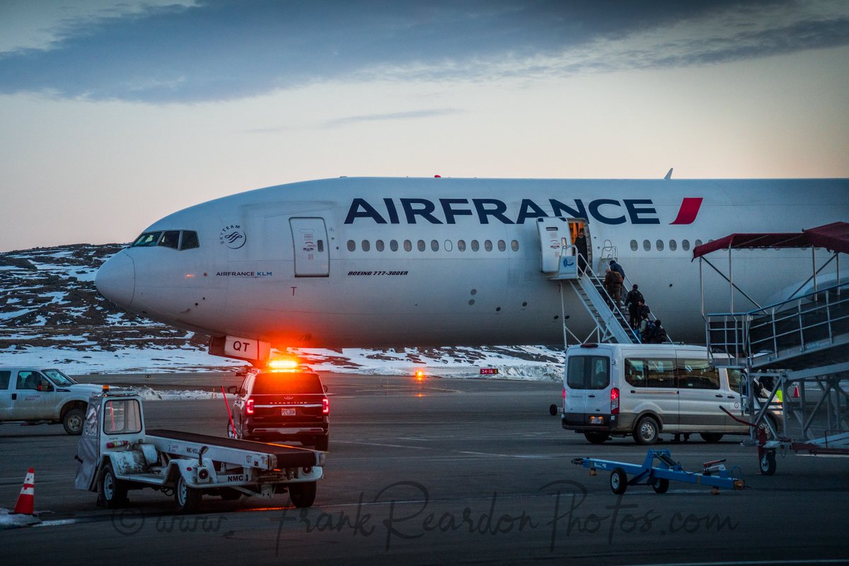 The passengers boarding the Boeing 777-328(ER) @AirFrance here in #Iqaluit (YFB) #Nunavut on MAY.7.2024 heading to New York (JFK) & then on to Seattle (SEA) #B77W #FGSQT #YFBSpotters #AF338 @rcmpgrcpolice @AINonline