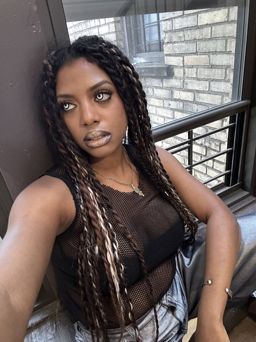 AMHARAXHOSA's tweet photo. I clearly had a lot of fun with this look 😆🩶🩶 https://t.co/gEkYbmrItn