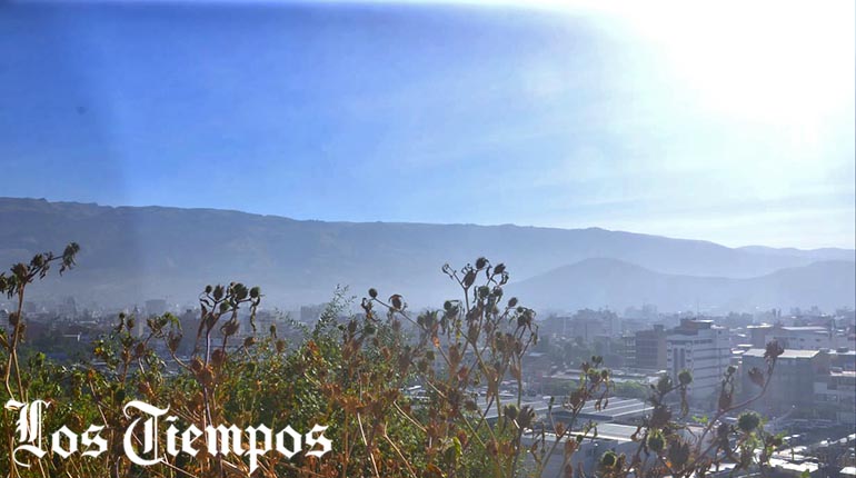 #LTahora
Así luce la ciudad a esta hora del día. La contaminación atmosférica es visible en #Cochabamba y el esmog es muestra de aquello. 
📸Daniel James - Los Tiempos 
lostiempos.com