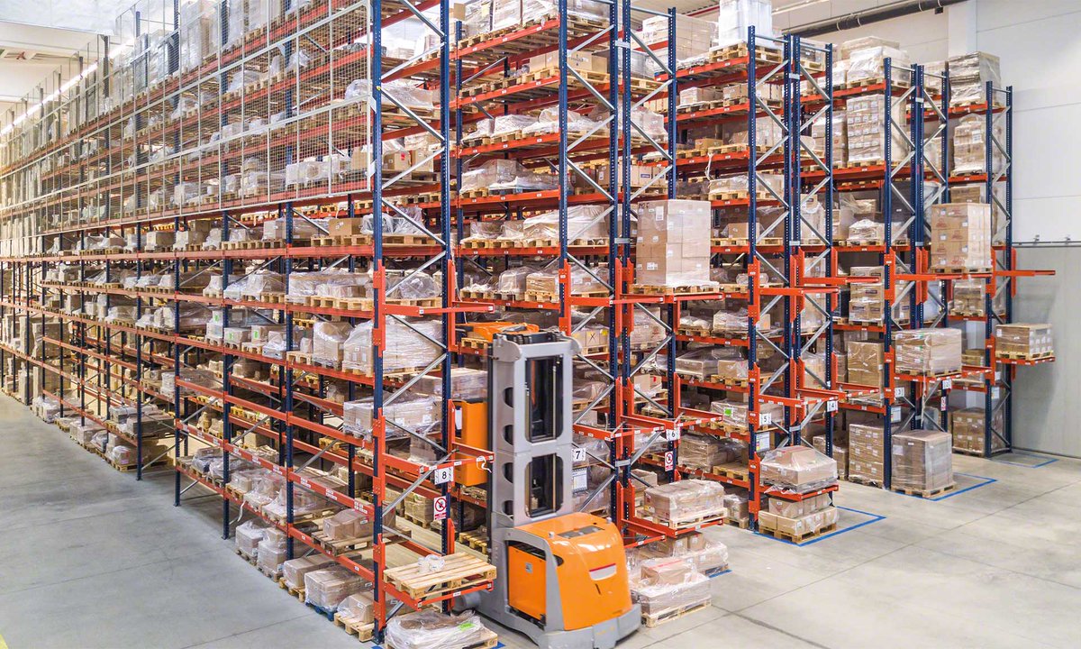 [Logistics Blog 🔎]  VNA pallet racking leverages available surface area to increase storage capacity. This type of solution requires the use of specific handling equipment, such as AS/RS trilateral stacker cranes. #interlakemecalux ow.ly/Lcss105sfSK