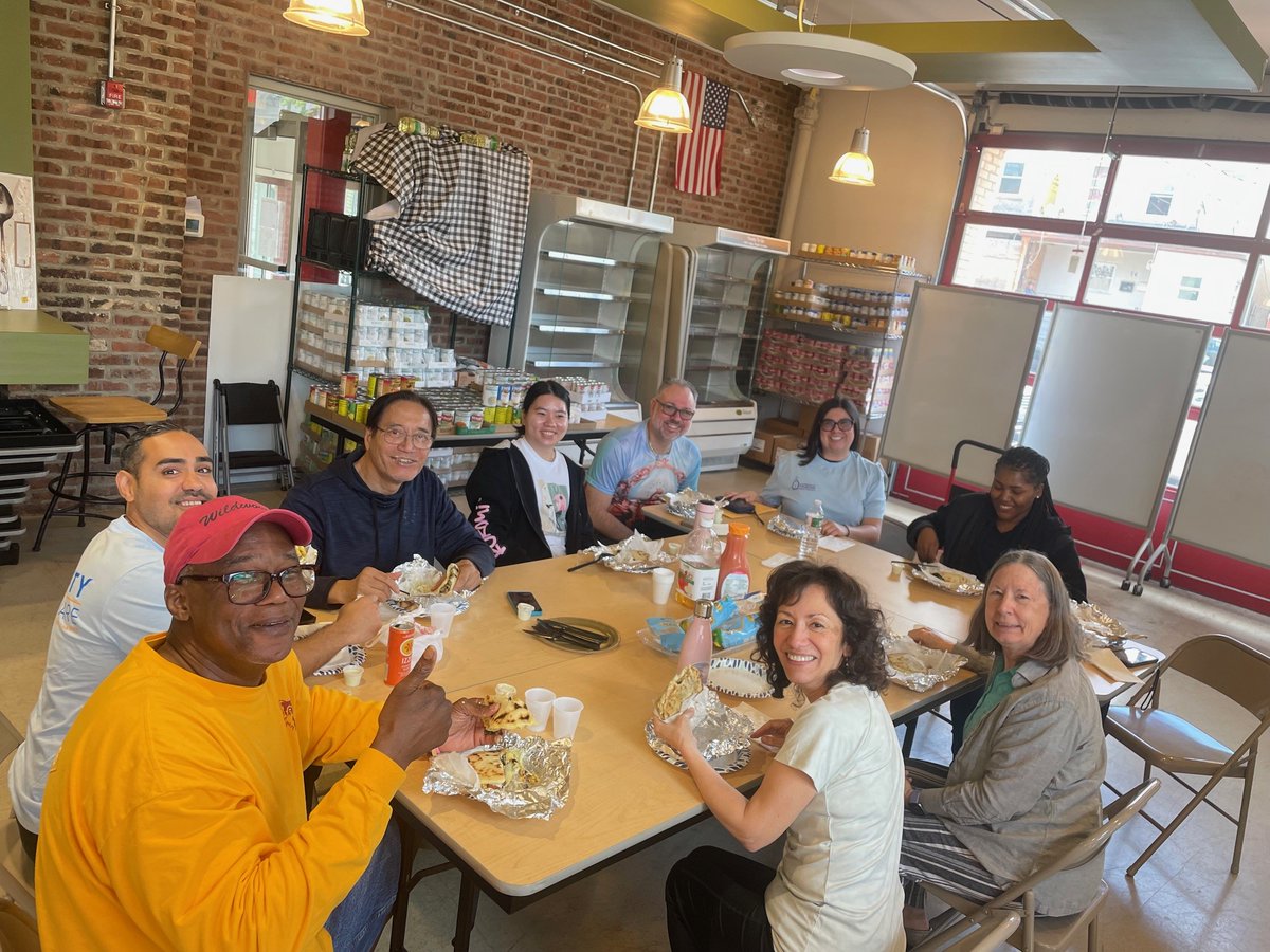 CCDOM1's tweet image. Unity Square thanked their wonderful volunteers for their service by providing lunch from a local spot along with gifting them the Amazon gift cards. They were so appreciative and surprised!

#ccdom #catholiccharitiesdom #unitysquare