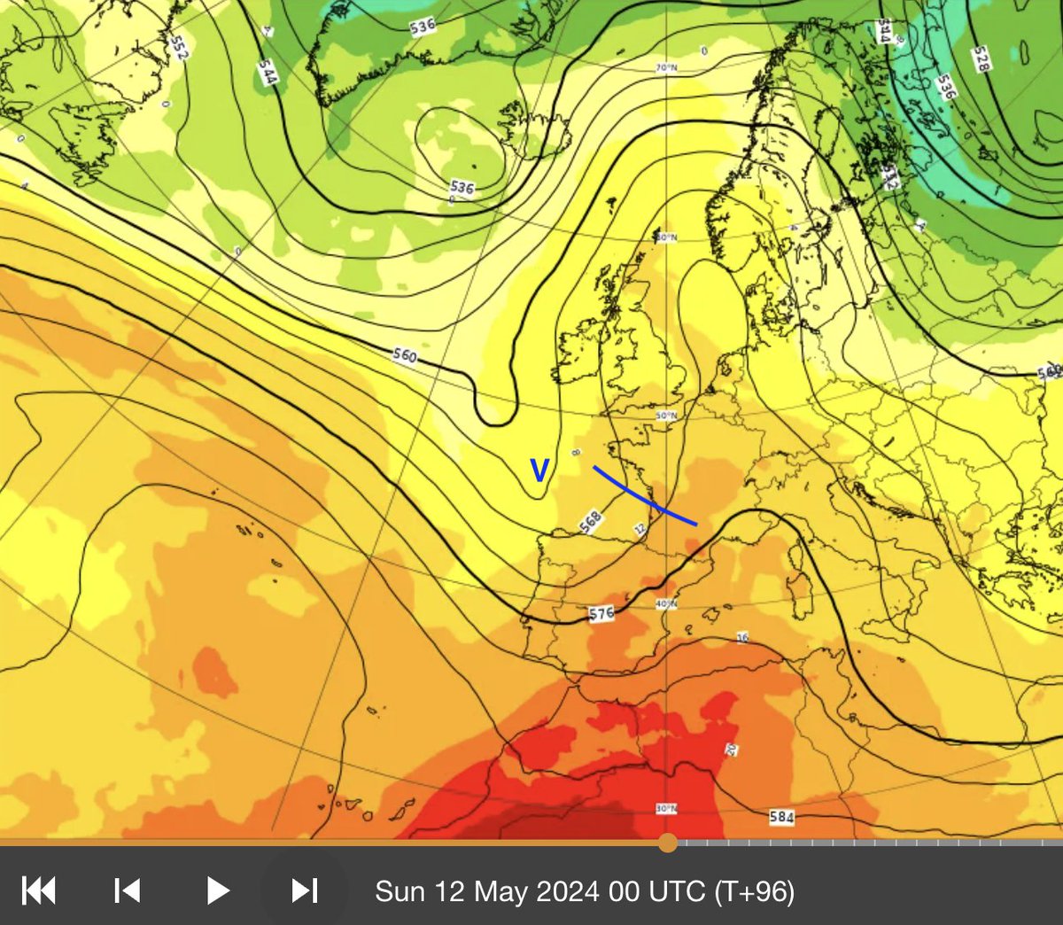 La vieja borrasca (B) se centra ya hacia Túnez y todavía llegará hasta Grecia y Turquía. La dorsal aparece casi centrada sobre Iberia (eje longitudinal en rojo). La rama descendente y fría (azul) genera a su derecha bandas de cirros y altocúmulos. Continua en ALT