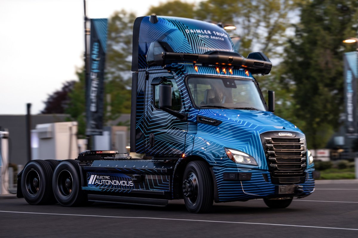 For the first time, Daimler Truck combines two of the most promising future technologies: battery-electric and autonomous driving. 

Say hello to our battery electric autonomous #Freightliner eCascadia technology demonstrator.🚛🔋🤖

dth.ag/eCas

#DaimlerTruck