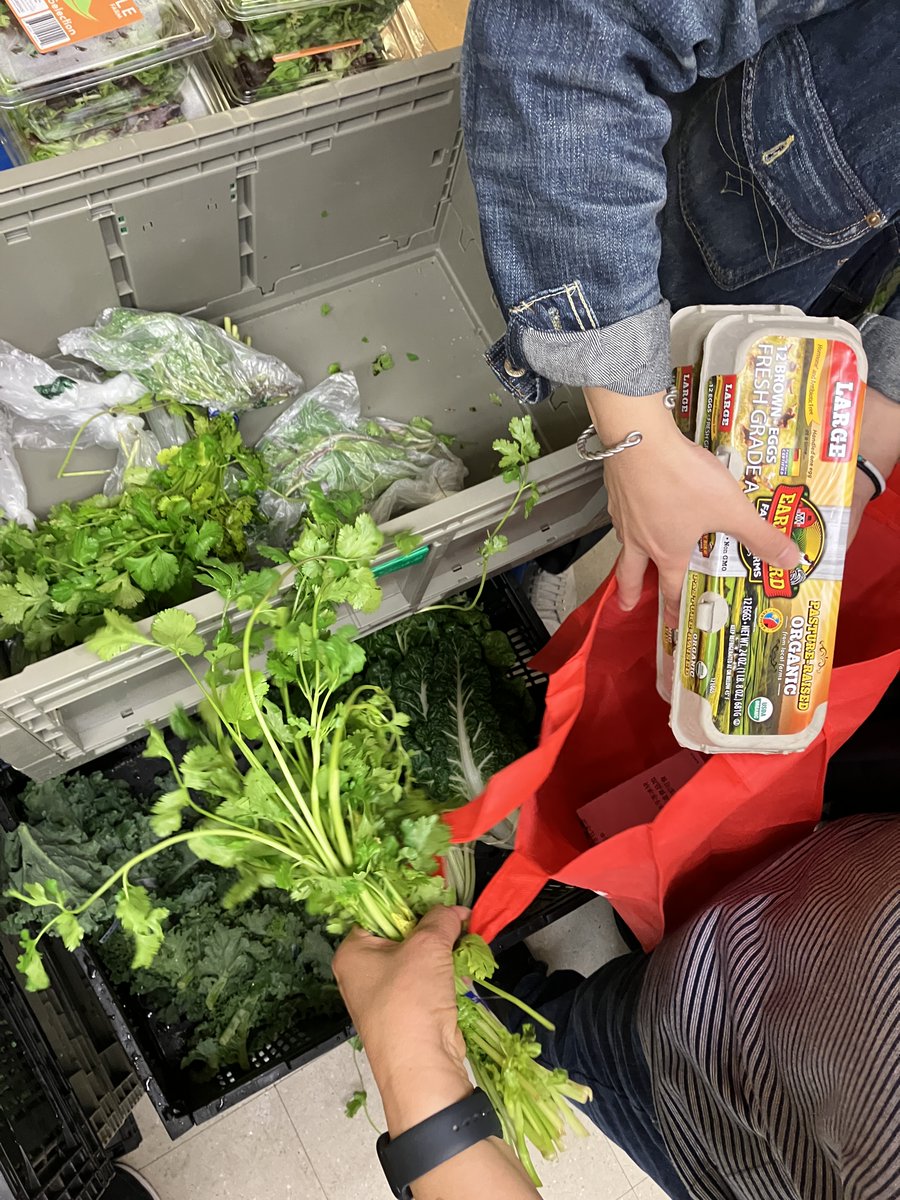 NYCommonPantry's tweet photo. This weekโs #FarmShare included mushrooms from Mushroom King Farm, mixed greens from Radicle Farm, strawberries, pears, plantains, beets, ginger, Swiss chard, kale, squash, tomatoes, mint, and cilantro from from Dagele Brothers, and rolled oats from Gianforte Farm.๐ https://t.co/rSITAl1Mn2