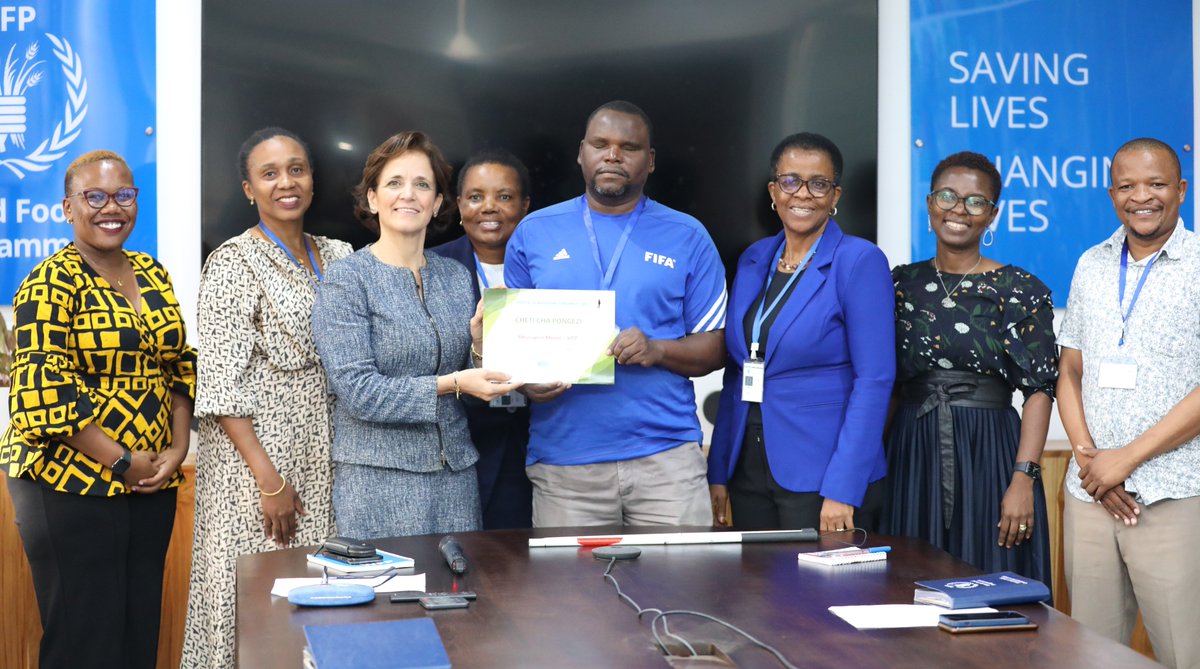 The #Tanzania Association of the Blind and @TFNC_TZ honored @SGordonGibson with a certificate for #WFP's support in creating nutrition education materials for the visually impaired for use in 10 regions 🇹🇿 to promote health & inclusivity. #LeaveNoOneBehind #inclusiveeducation 📚