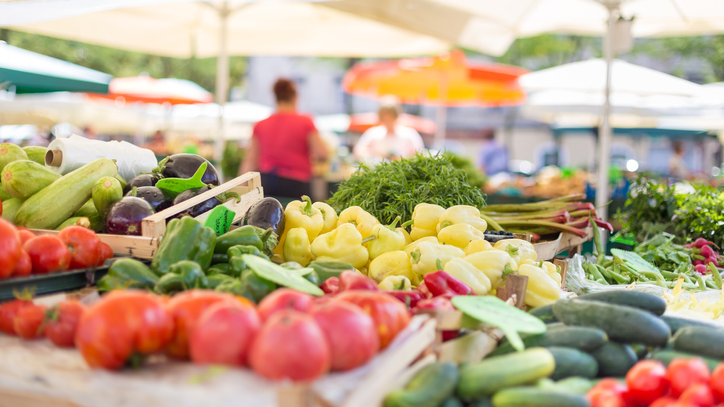 Did you know that you can purchase fresh food with your #SNAP benefits? You can start using your EBT card at your local farmer’s market to buy fruits and vegetables. Find here the nearest farmer’s market to reap those benefits this summer. bit.ly/3Uz0Kif
