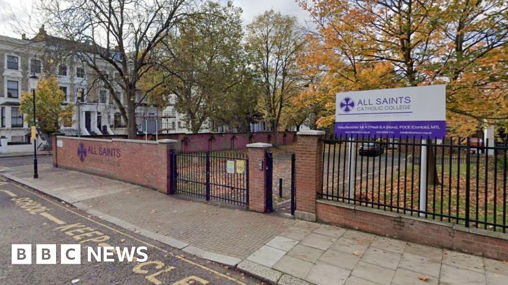 A north London school says it will hold a 10-week pilot of longer school days, where phones are banned, to improve pupil wellbeing and communication. #education #ukschools #ukstudents #ukpupils #NorthLondon #phonesathschool buff.ly/4dehu5G