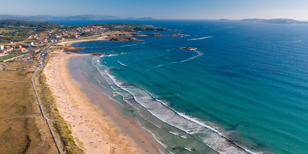 Questa spiaggia è una delle più famose di #Pontevedra, 😍 è molto lunga e perfetta per una rilassante passeggiata in riva al mare 👣🌊... Stiamo parlando della 🔝 spiaggia di #ALanzada. La conosci? tinyurl.com/2bzjx8vd 👈 #VisitSpain #SpainCoast #RiasBaixas @Turgalicia