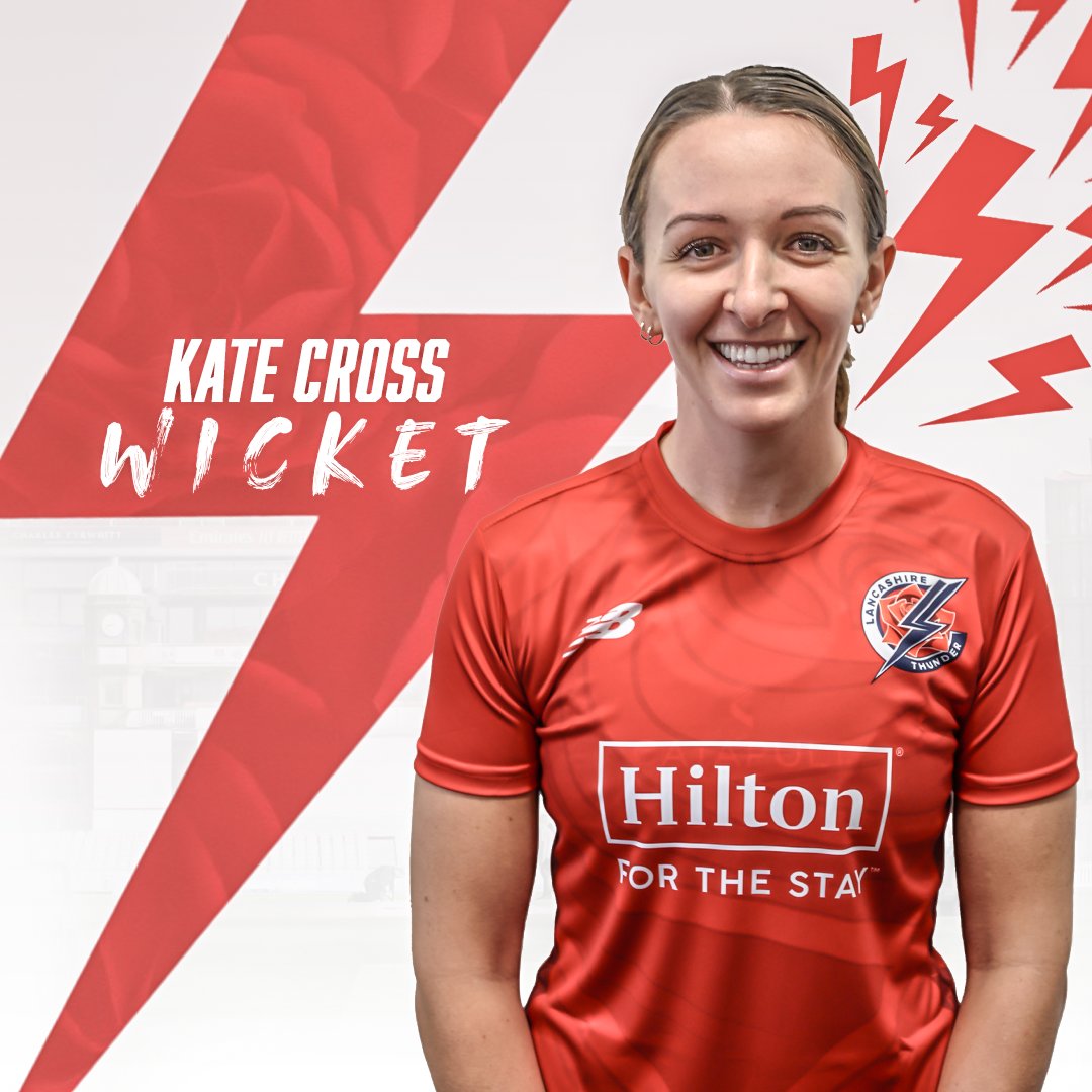 CROSSY! 🤩 @Katecross16 clean bowls Pavely for the breakthrough! 33-1 (8.2) Watch LIVE on #LancsTV! 💻➡️ bit.ly/THUvSPA24 💥 #BringTheThunder