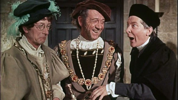 Remembering Sid James BTD 1913. Died of a heart attack on stage aged 62 at Sunderland Empire Theatre. Here he is in Carry On Henry 1971. #FilmTwitter #SidJames