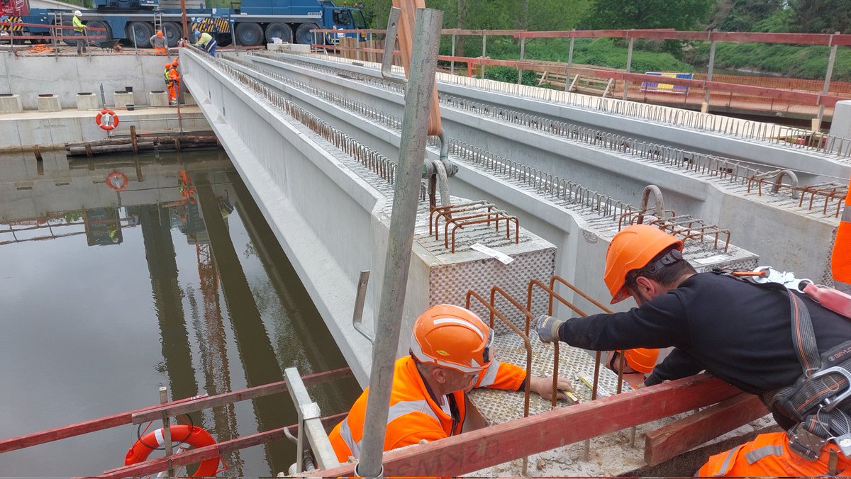 In #Rotselaar zijn de werken aan de Dijlebrug nog steeds op schema. Vandaag werden 11 stalen liggers gelegd van elk 30.000kg. #robtv #robnieuws