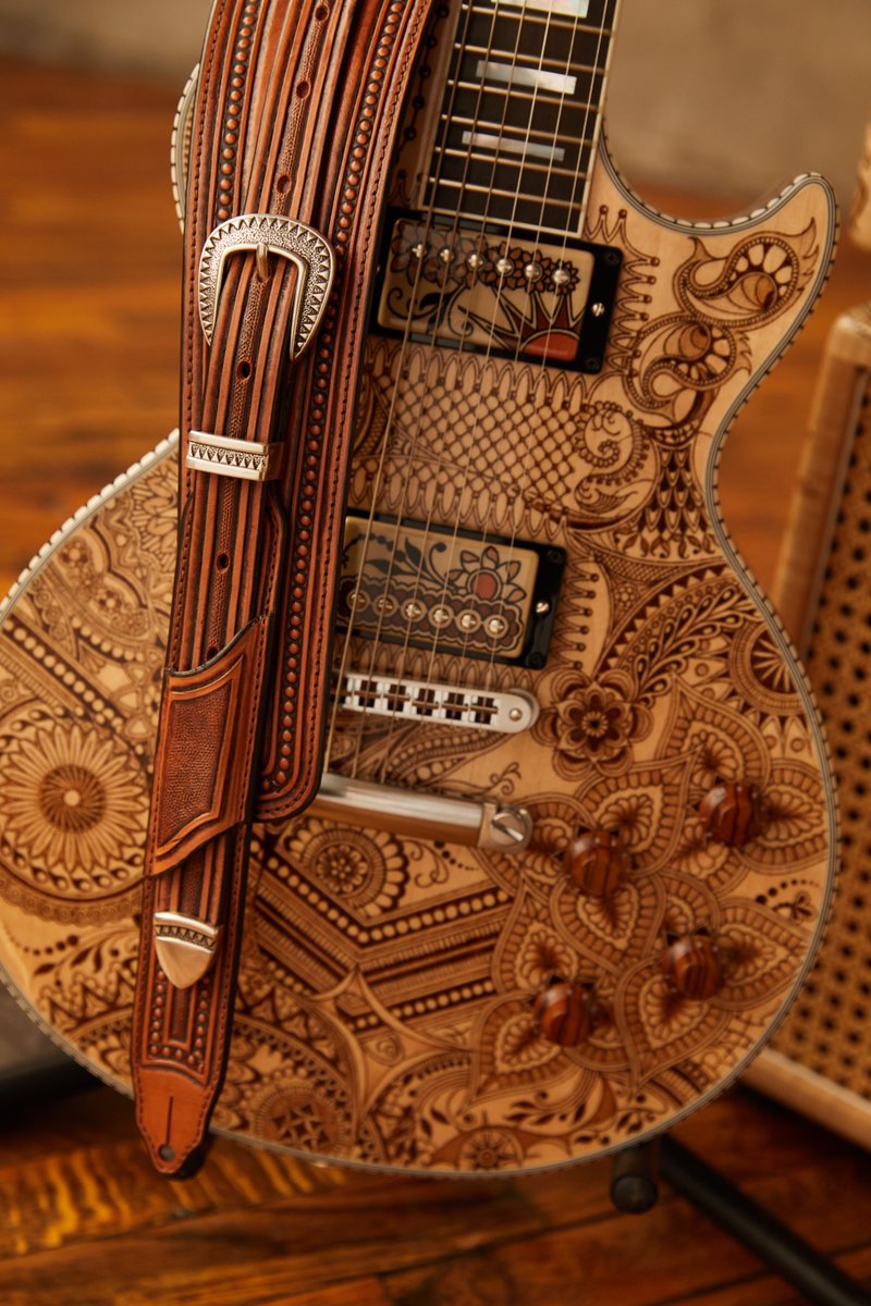 Check out the beautiful detail-work from our own Rickie Hinrichsen as part of the Master Artisan Collection. What do you think of this one-of-a-kind guitar? Henna 1 Les Paul Custom and Henna 1 @MesaBoogie California Tweed Set. Master Artisan Collection: ow.ly/apZh50RxZ6o