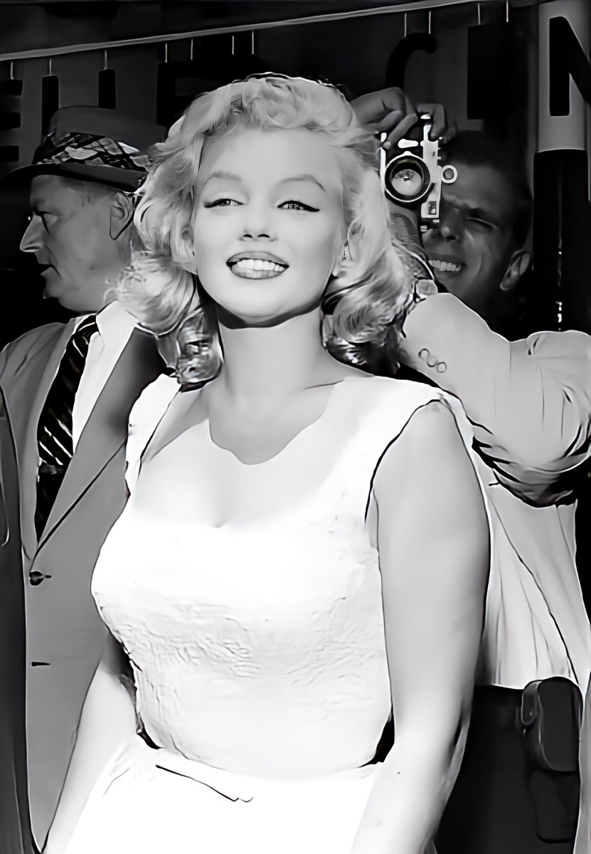 #MarilynMonroe as usual hounded by photographer's