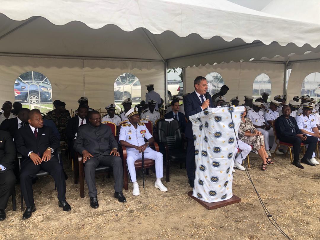 CamerounTribune's tweet image. La France offre une embarcation à la Marine camerounaise 

Le contre-amiral Jean Mendoua, chef d’état-major de la Marine nationale, vient de réceptionner, au nom du ministre délégué à la Présidence chargé de la Défense, une embarcation rapide, don de la France.