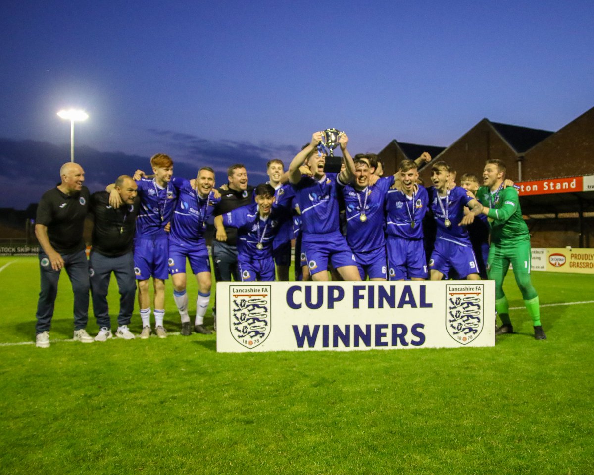 🏆𝗖𝗛𝗔𝗠𝗣𝗜𝗢𝗡𝗦! 🏆 🎙️ We spoke to @FulwoodAms1924 boss Tony Hesketh after his side's 3-0 win over @ChaddyCottAFC in the LFA Shield final. And find out who he thinks will win the West Lancs Prem title this Saturday... ⬇️𝗦𝘁𝗼𝗿𝘆 𝗹𝗶𝗻𝗸 ⬇️ westlancashireleague.co.uk/hesketh-thrill…