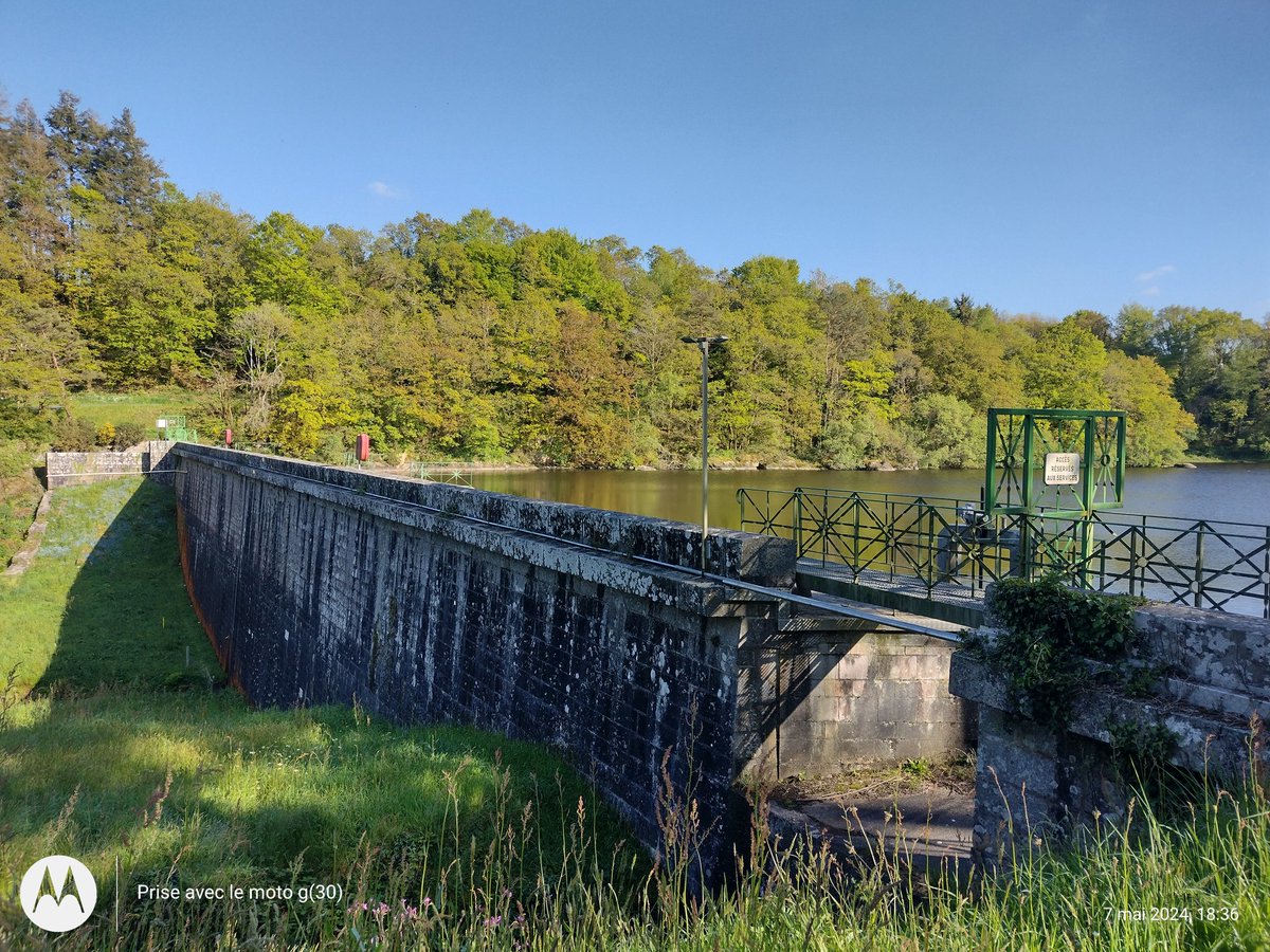 Le #barrage du Korong à #Glomel qui sert au fonctionnement du #Canal de #Nantes à #Brest et aussi pour l' #alimentation en #eau d'une station pour la #consommation. le #GR37 passe à ses pieds. C'était le mardi 7 mai 2024, oui c'est dans le #KreizBreizh en #Bretagne.  #CôtesdArmor