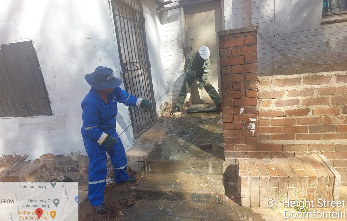 Service delivery operation in Ward 123, Doorfontein focusing on Currey, Siemert and Nind streets. Teams are busy sweeping, litter picking, removing rubble and illegal dumping sites, unblocking drains and enforcing bylaws. #JoburgServices @CityofJoburgZA @Irenemafune @CRUM_CoJ