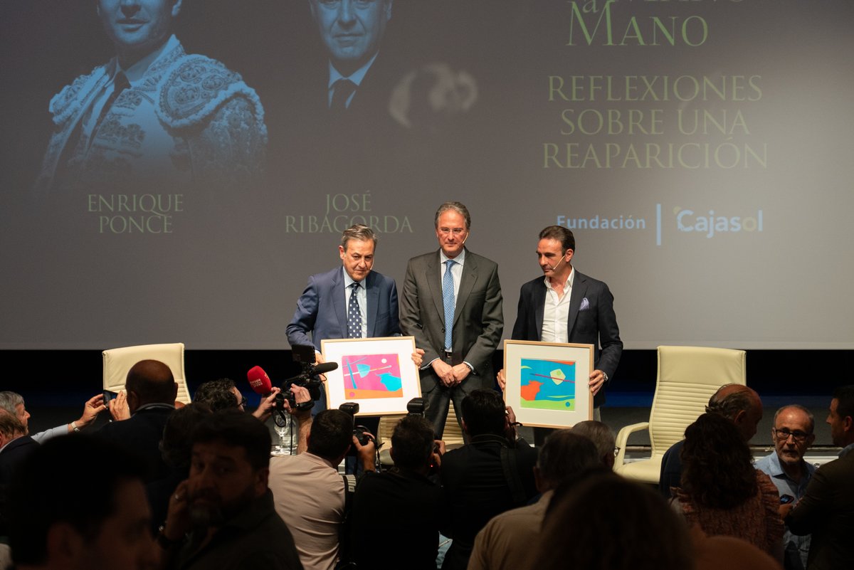 Enrique Ponce y @joseribagorda protagonizaron ayer una edición inolvidable de los 'Mano a Mano' de la Fundación Cajasol, un evento cultural que reunió a figuras destacadas en Sevilla para discutir temas de actualidad y tradiciones. En este encuentro, moderado por José Enrique