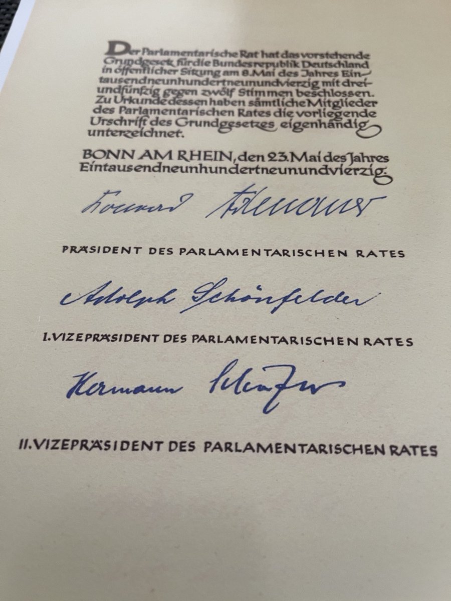 Heute vor 75 Jahren wurde das #Grundgesetz beschlossen. Es hat die Erfahrungen von Diktatur, Holocaust und Krieg verarbeitet und einen neuen demokratischen Anlauf Deutschlands ermöglicht - Bild zeigt die Urkunde. #Demokratie