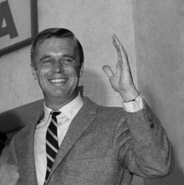 Hace 30 años fallecía en Los Ángeles George Peppard, el atractivo compañero de Audrey Hepburn en la película que le dio la fama: 'Desayuno con diamantes'. En televisión, el actor estadounidense intervino en las exitosas 'Banacek' y 'El equipo A'. #EFEfototeca