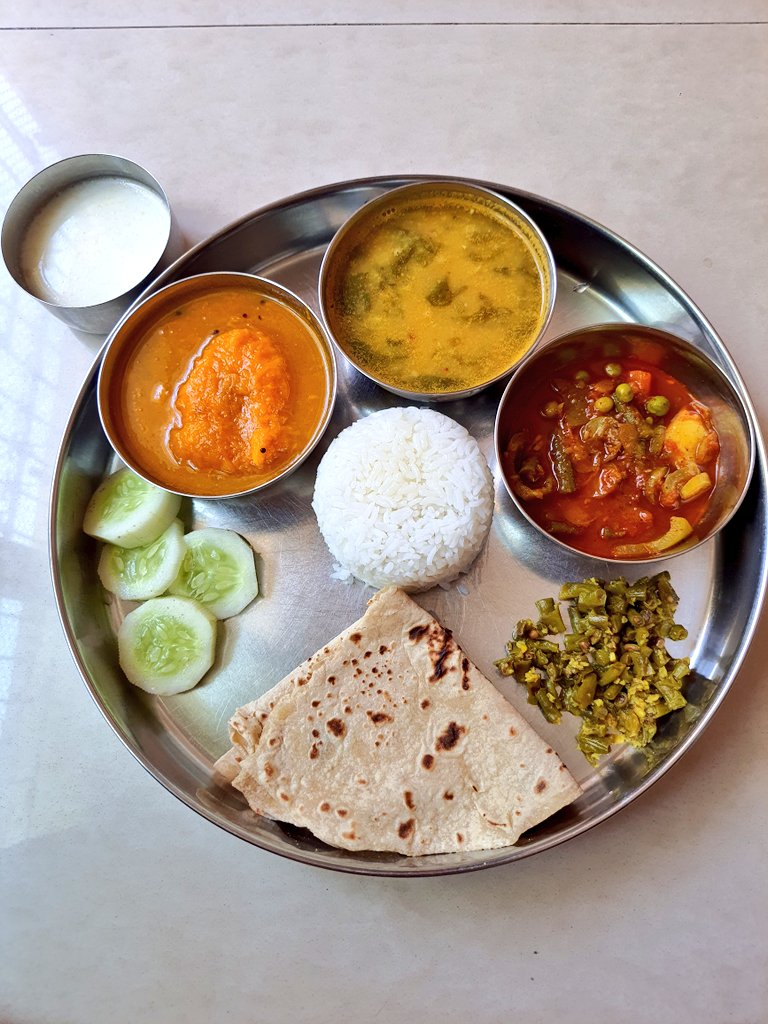 Today's lunch 🌱

Ambya Kolu 
(in Konkani- Mango curry with seasoning of asafoetida, mustard, kadhi- patta & some dry red chillies. Its different from Ambya Sasam), 

Spinach Sambhare, Mix- veg gravy, black-eyed peas, salad, chapati, rice & seasoned buttermilk.

#SaatvikEating🌿