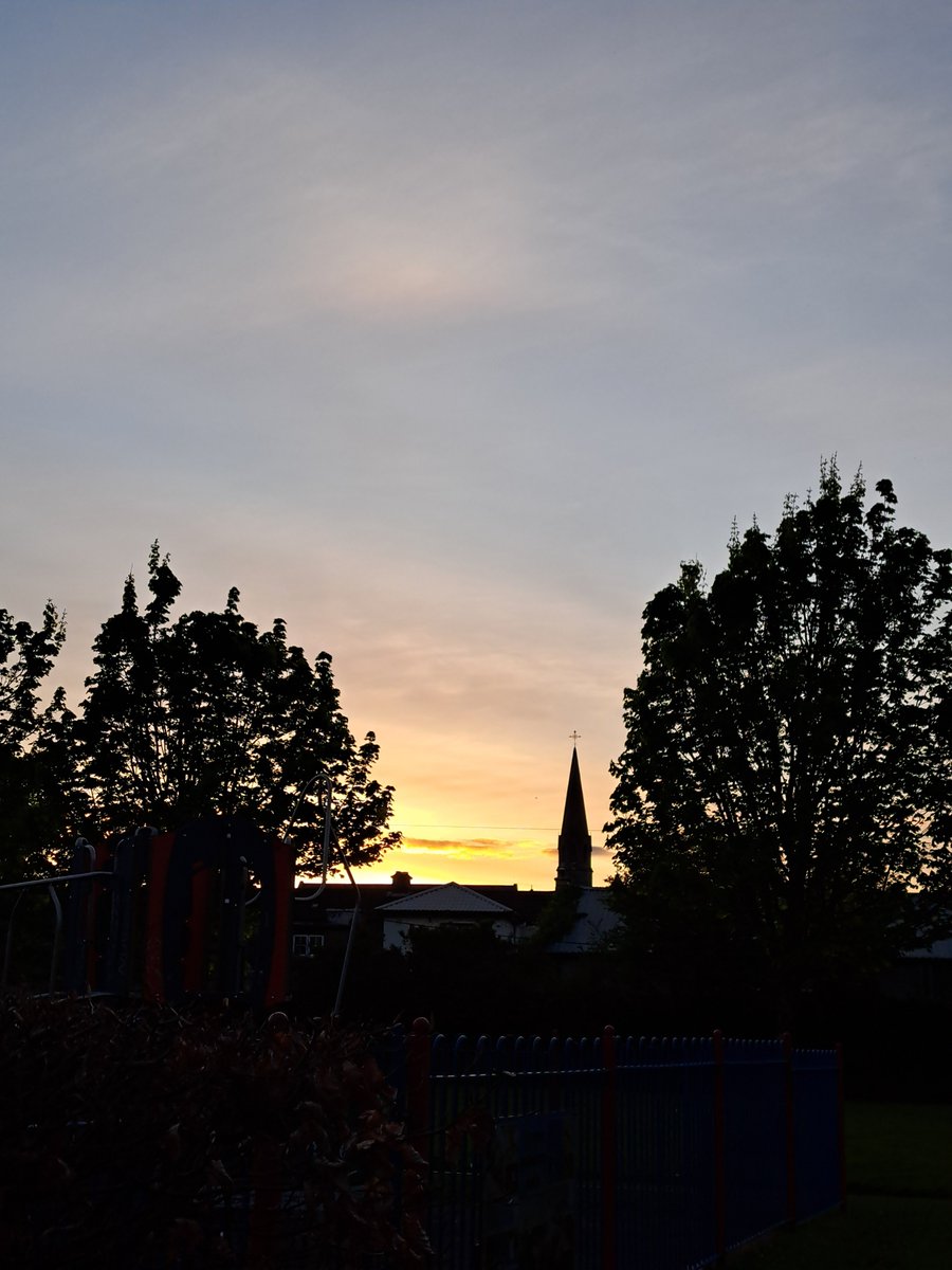 Another week comes to a close in Galway's Westend 😍 Fr Burke Park is a lovely spot to take a picnic and watch the sunset if you're in #Galway and you'll be right beside all the best pubs and restaurants to cosy into once darkness falls 👌 #GalwaysWestend #VisitGalway #Sunset