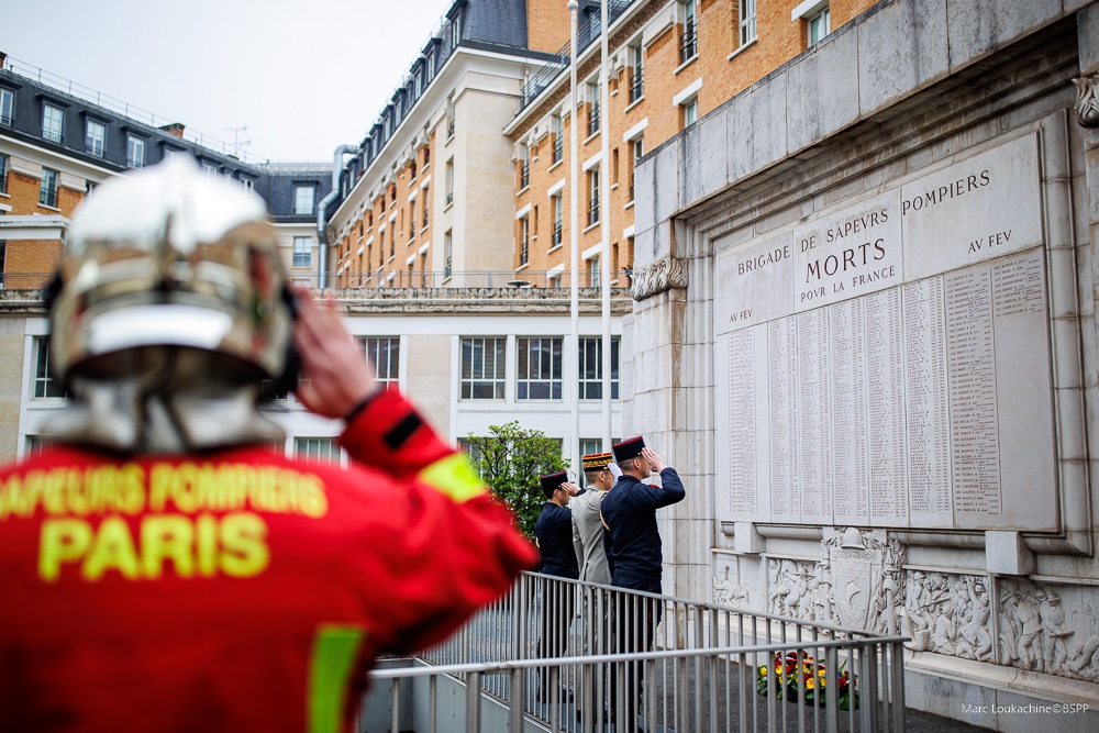 En ce jour de commémoration du 79ème anniversaire de la Victoire du 8 mai 1945, le général Dupré La Tour a rendu hommage aux sapeurs-pompiers de Paris tombés pour la France. La Brigade se souvient toujours. #8Mai1945🇫🇷 #devoirDeMémoire