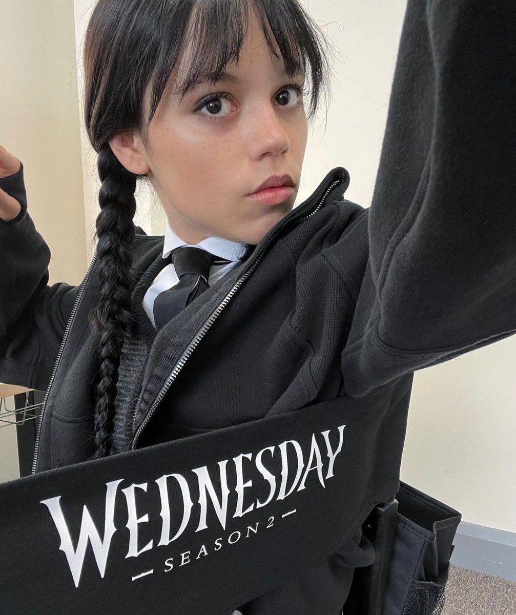 #JennaOrtega comparte la primera imagen de ella en el set de la T2 de #Wednesday (#Miercoles). La serie ha comenzado su producción y se espera que esté de vuelta el próximo año en #Netflix
