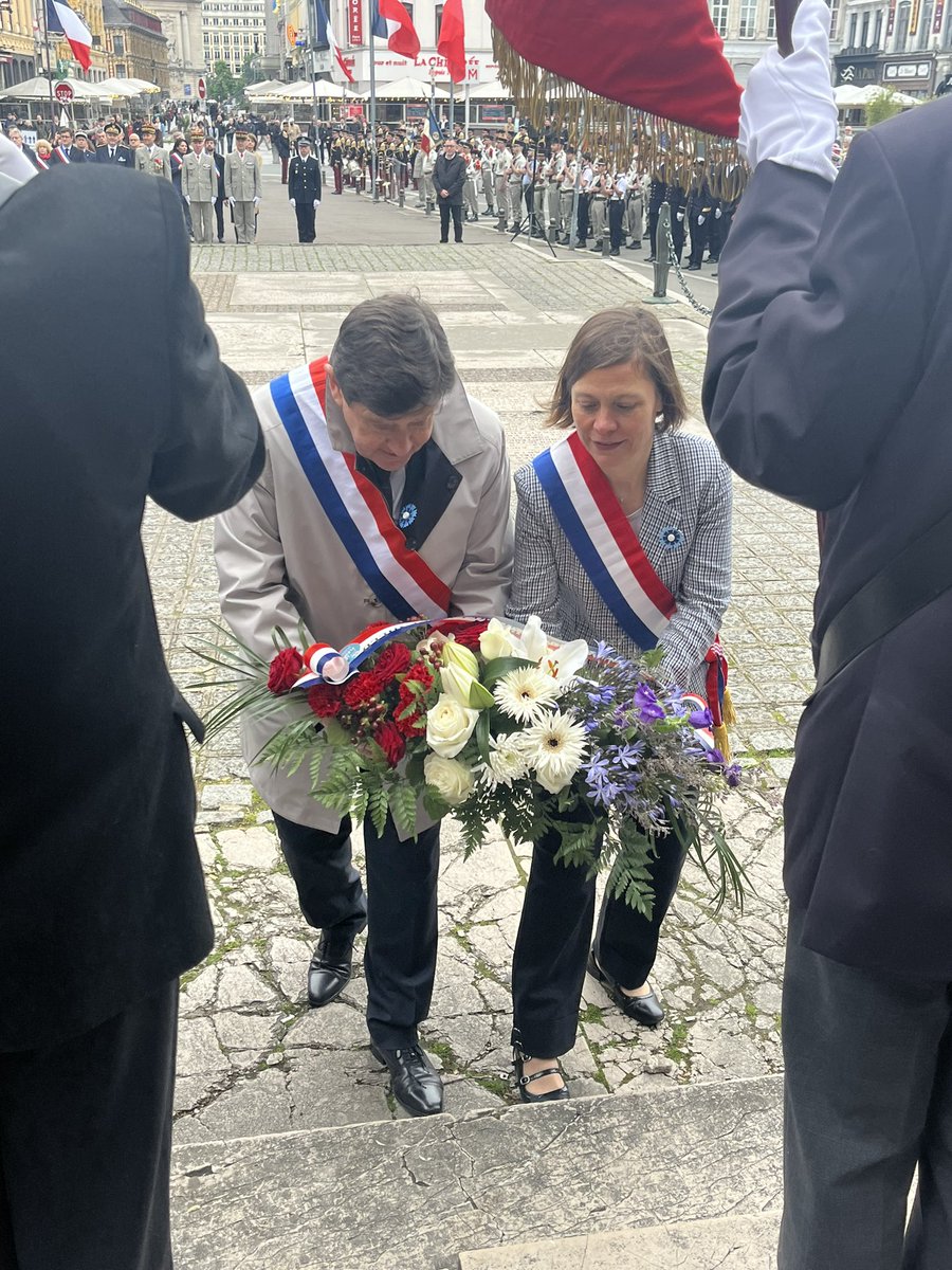 🇫🇷 En ce #8mai, #Lille honore les soldats de la France libre, résistants, alliés, partisans, morts pour la victoire sur les Nazis et la liberté de notre pays. Hommage à celles et ceux qui ont construit l’#UE pour conjurer la guerre et ses blessures. #Paix