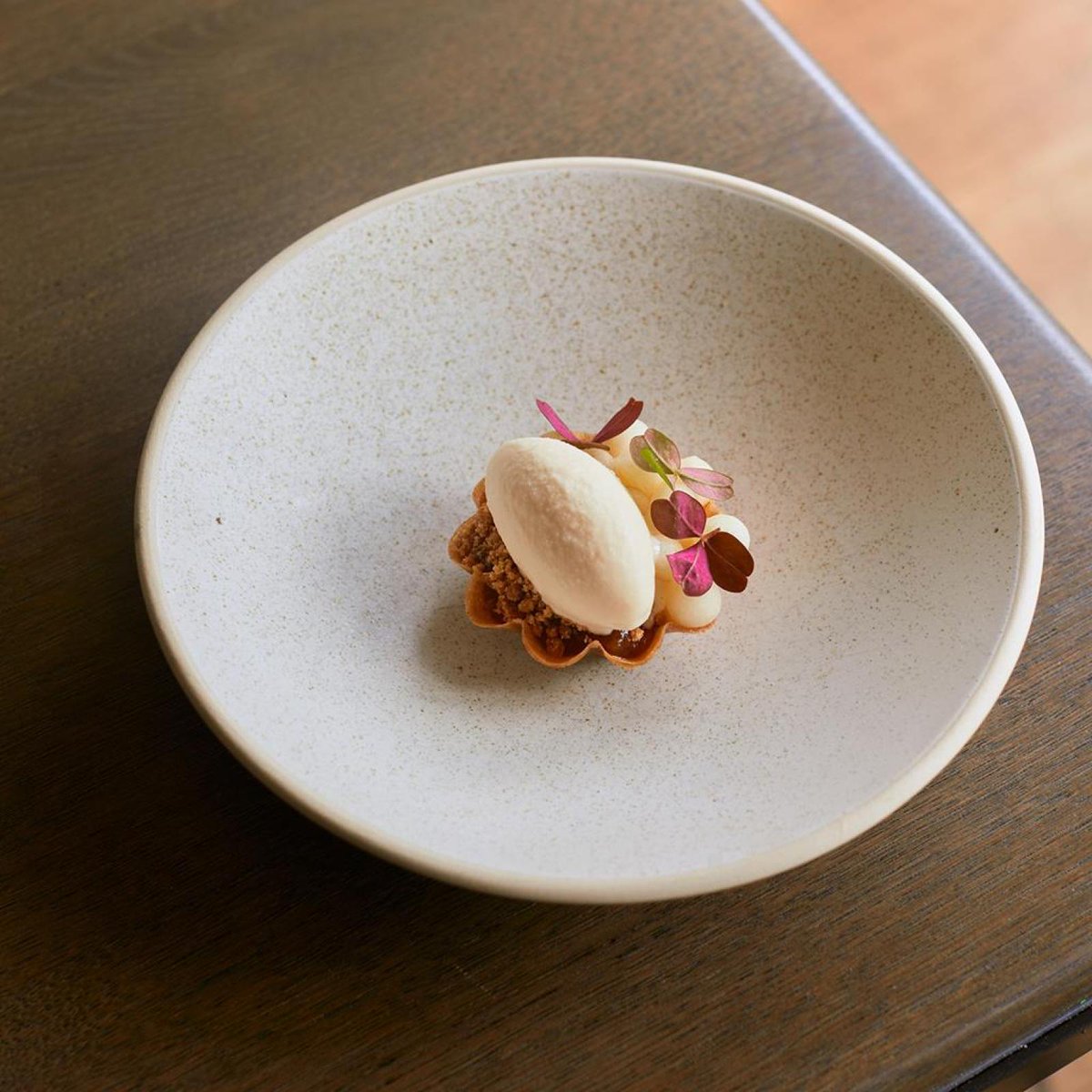 #Chiswick's newest 3 #AARosette hotspot, The Silver Birch, is a culinary star! With Head Chef @NathanCornwell1 at the helm, expect innovative, detailed dishes. Modern #Scandi vibes & top-notch service complete the experience. Take a look > tinyurl.com/4d5jkhkv
