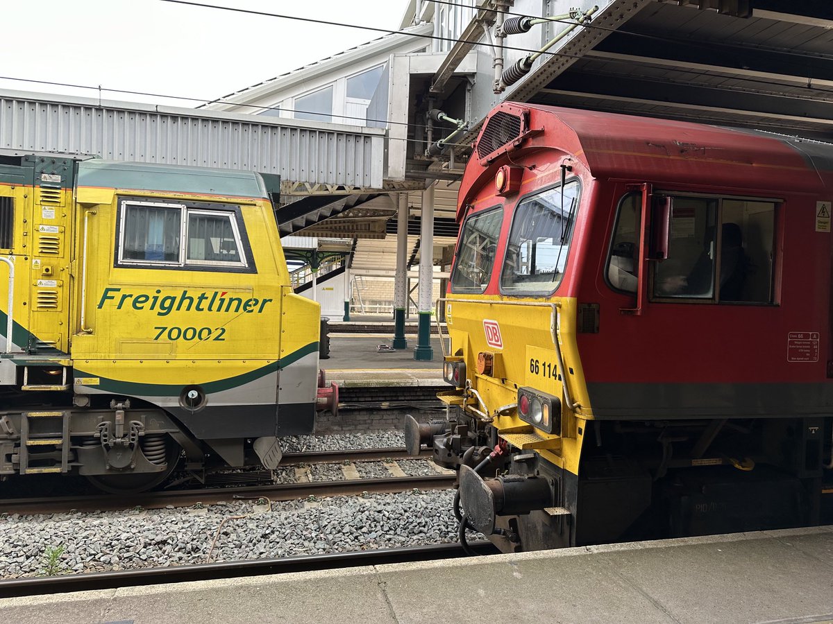 FACE OFF Freightliner 70002 swaps drivers on platform 2 on 4O49 and DB 66114 swaps drivers on platform 1 on 4E94