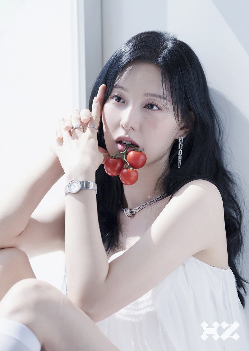 “If summer is like this, it's okay if it's summer every day, 365 days a year.” 

that hz intern needs a raise for this caption because #kimjiwon is indeed the goddess of summer