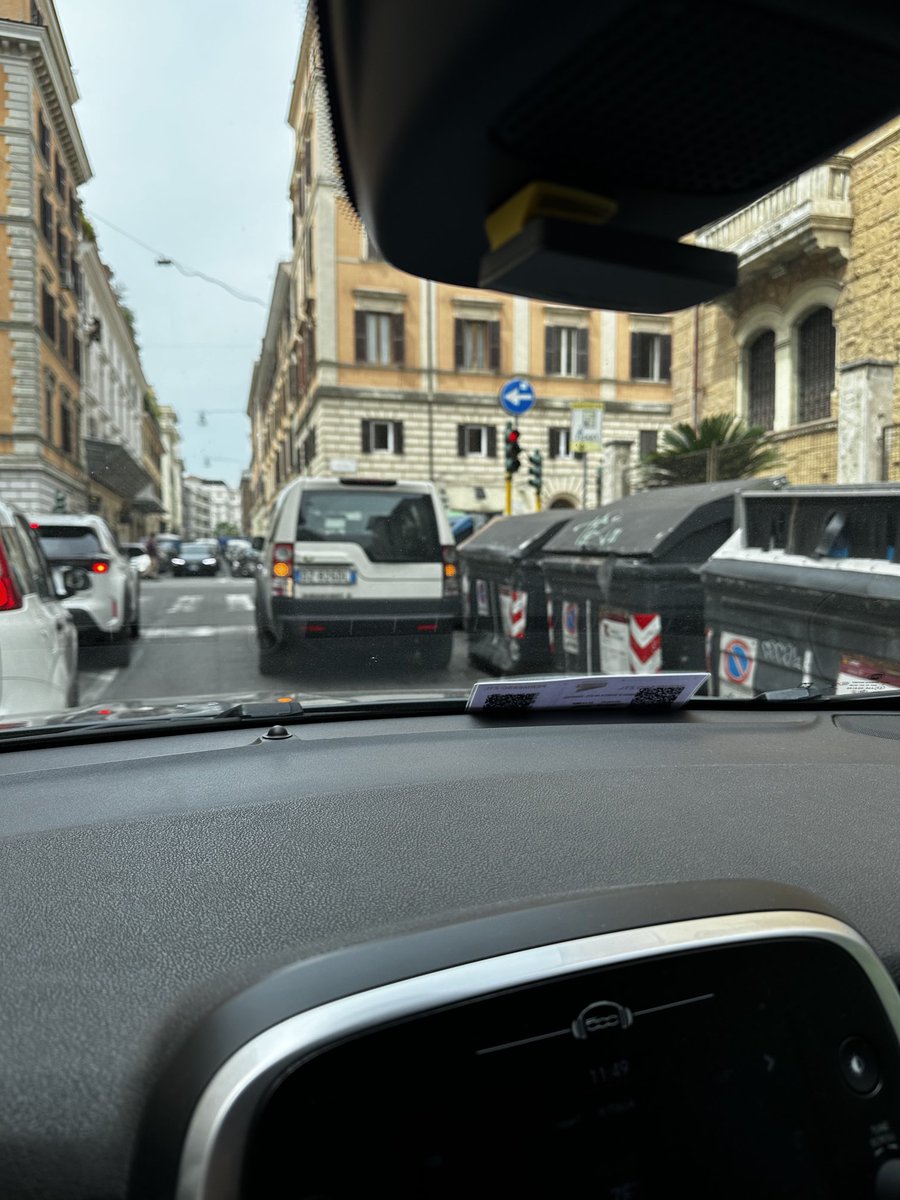 Ma perché a Roma tutti stanno impuniti in doppia fila ?