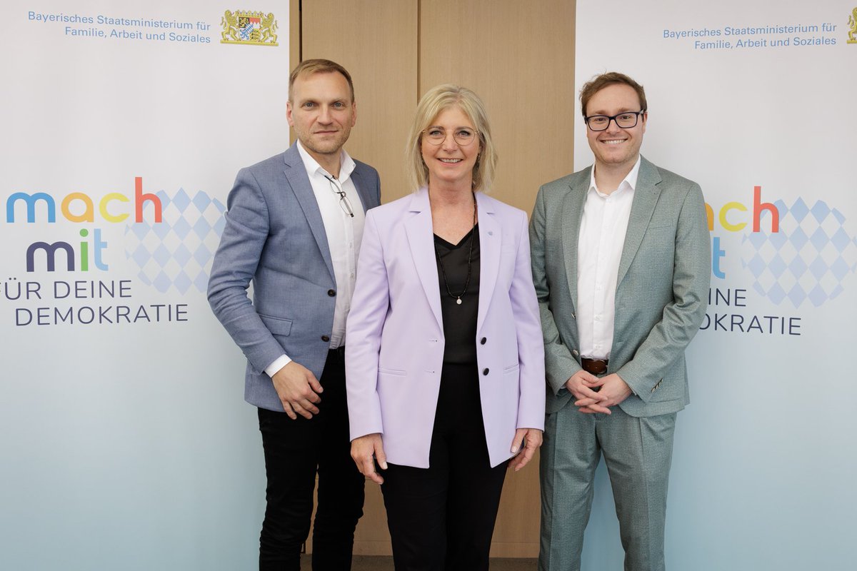🎈‚Mach mit – für Deine Demokratie‘🎈
Unter diesem Motto stehen das heute verkündete ‚Demokratiebudget‘ mit einem Volumen von insgesamt rund 2,5 Mio. Euro 💸
und das ‚Fest der Demokratie‘, das vom 31. Mai bis 2. Juni in Regensburg stattfinden wird🥳💃🕺
➡️stmas.bayern.de/aktuelle-meldu…