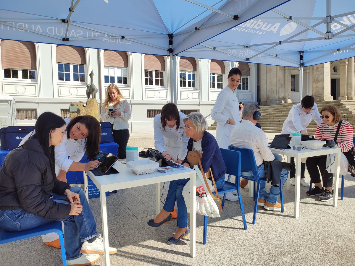 En la plaza de Armas, hasta las 14.30h, se realizan pruebas auditivas de forma gratuita. Ya han participado más de 70 personas en el chequeo, que dura 5 minutos. Con unas ciudades cada vez más ruidosas, la pérdida auditiva se manifiesta antes