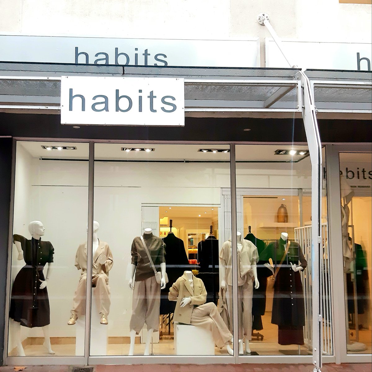 HabitsFashion's tweet image. #WednesdayWindow ✨🍁
This weeks window is filled with our locally made, cool weather favourites to get autumn-ready in earthy neutral tones 🤎 🍂
Shop instore &amp;amp; online &amp;gt;&amp;gt; tinyurl.com/dk6p66ja
#HabitsFashion #AW23 #autumnclothing #new #locallymade #supportlocal