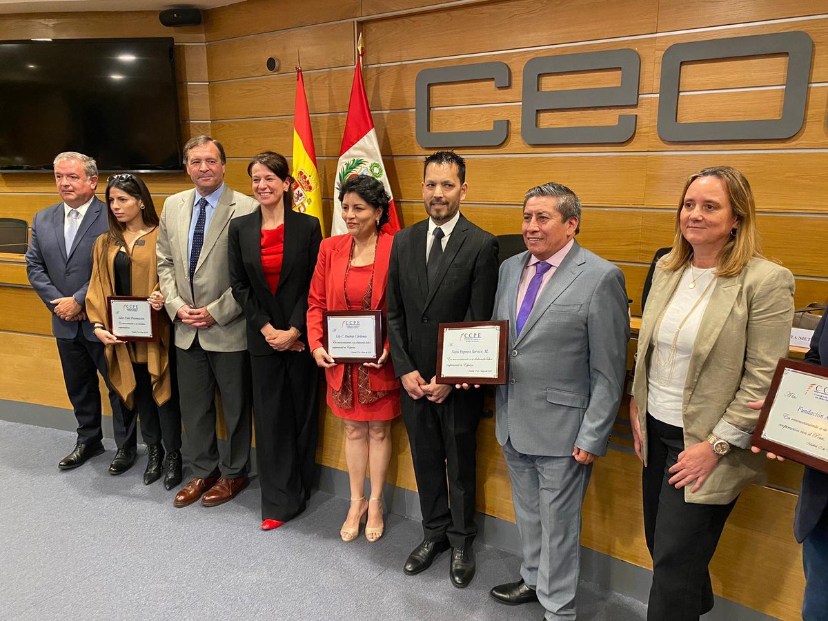 👏🏻Agradecemos la invitación de @camaraperuesp en la XVIII EDICIÓN PREMIOS CCPE en la sede de @CEOE_ES 👩🏻‍💼Elena Aranda, Directora de Mediación y Pymes de @ICOgob entrega el premio a la Mejor Iniciativa Emprendedora 🏆 ICO apoya el crecimiento de las empresas #internacionalización