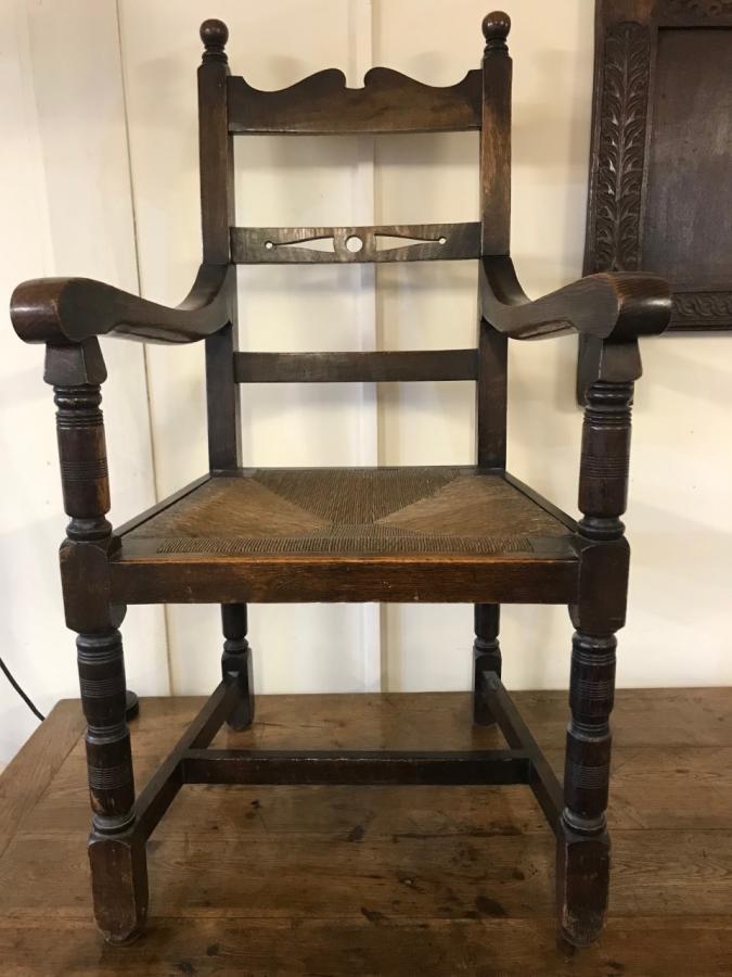 A set of Eight Oak Rush Seats Chairs rb.gy/vttx4n #setofchairs #antiquechairs #antiquediningchairs #antique #furniture