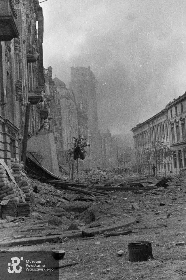 After the #WarsawRising1944 'anything that presented any value was looted by Germans and then the buildings were set on fire. Out of 957 monuments, only 34 survived in a fairly good condition.' 🔎Read our article:📰1944.pl/en/article/pho…